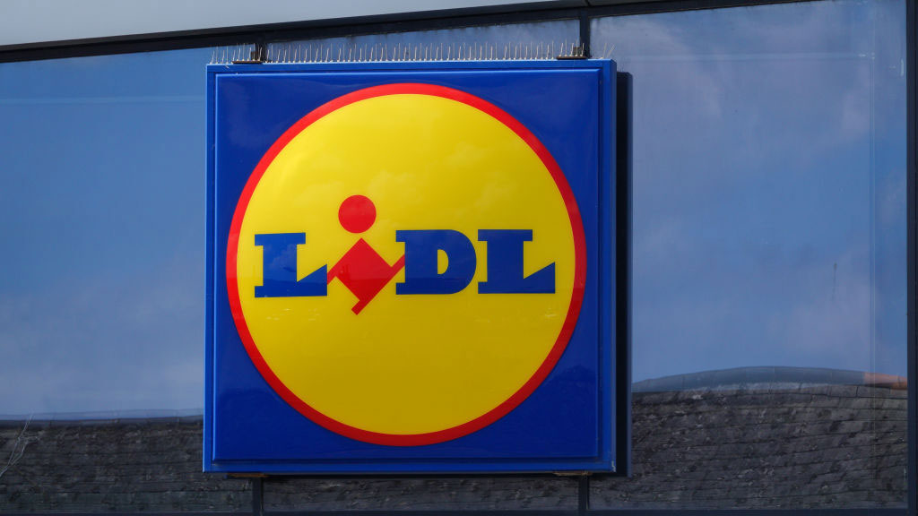 Großes Lidl-Logo an der Außenfassade des beliebten Supermarkts.