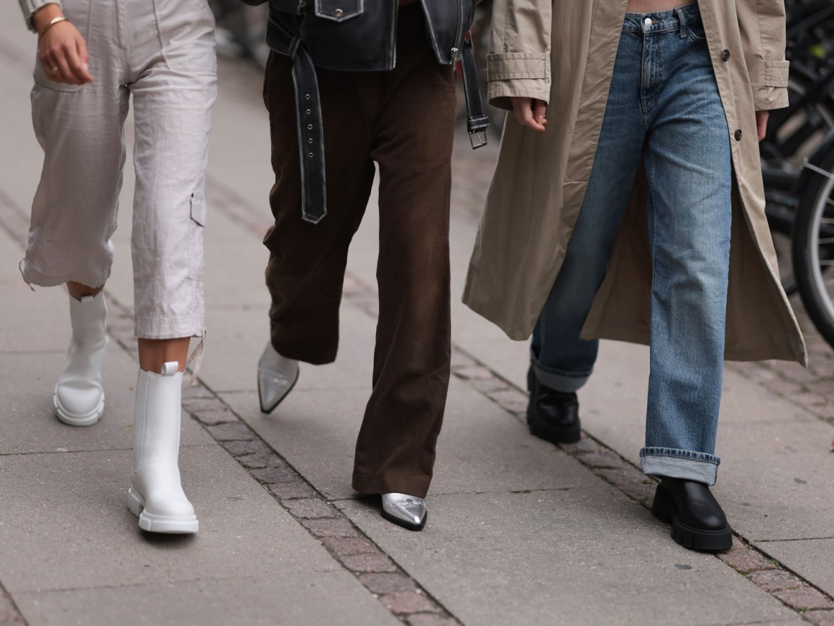 3 Frauen, die auf der Fashion Week unterschiedliche Hosen tragen.