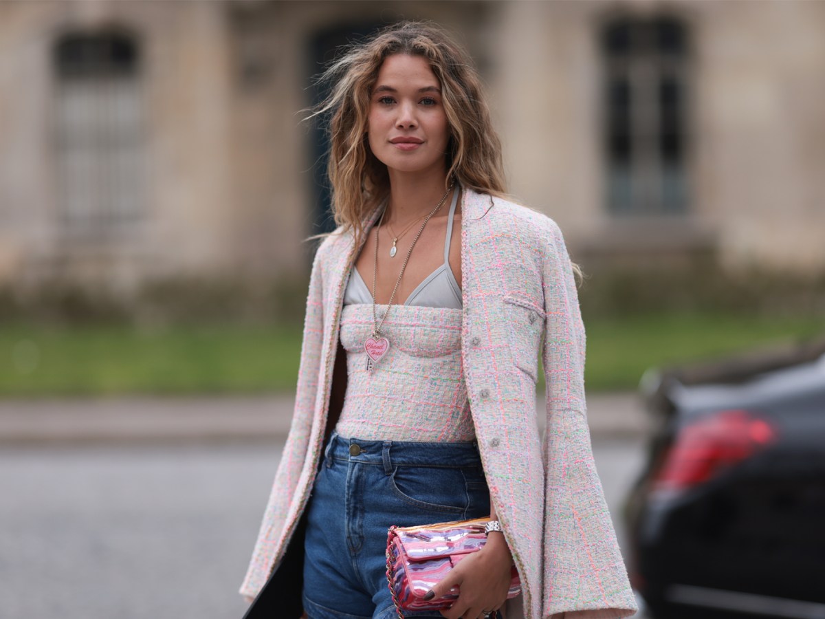 Junge Frau auf dem Weg zur Fashion Week mit blauer Jeans und Blazer