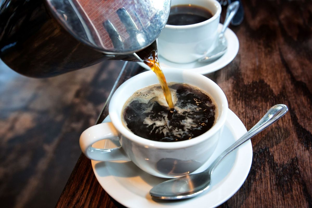 Frischer Kaffee wird in eine Tasse gegossen