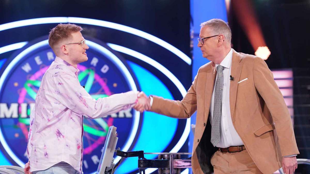 Günther Jauch gibt dem Kandidaten Alexander Wilhelm aus Dresden die Hand bei "Wer wird Millionär".