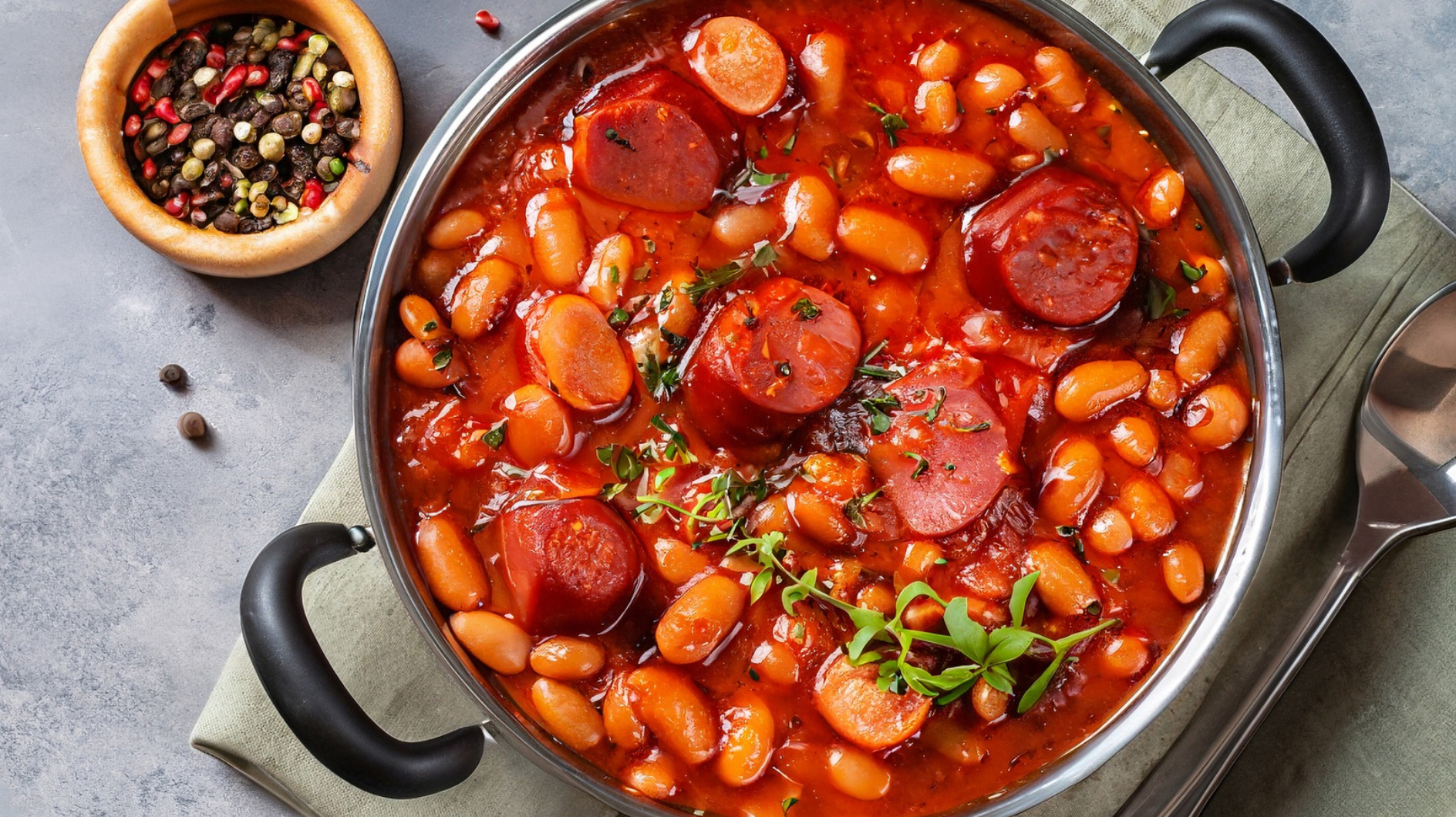 Wohlfühl-Essen: Deftiger weiße Bohnen-Eintopf mit Tomaten und Wurst ...