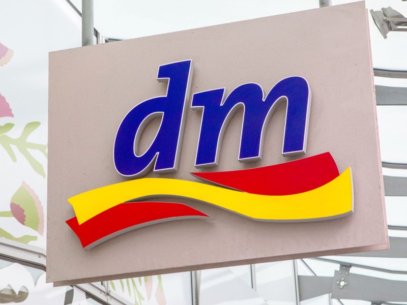 Logo von dm auf Schild