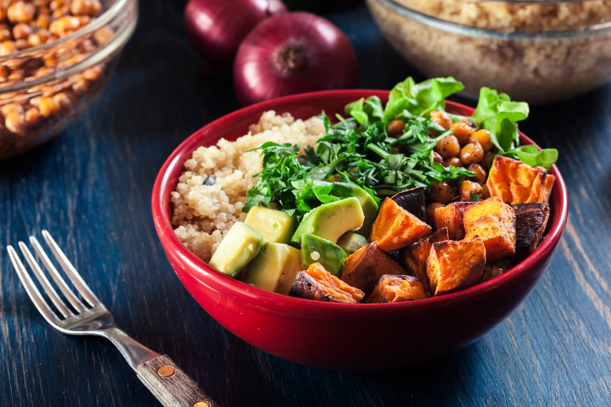 Bunte Buddha-Schale mit Quinoa und geröstetem und frischem Gemüse