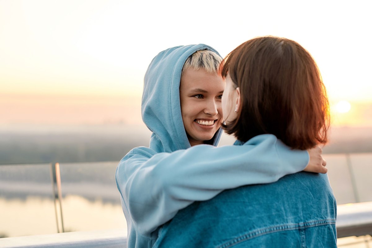 Zwei Frauen umarmen sich und lachen