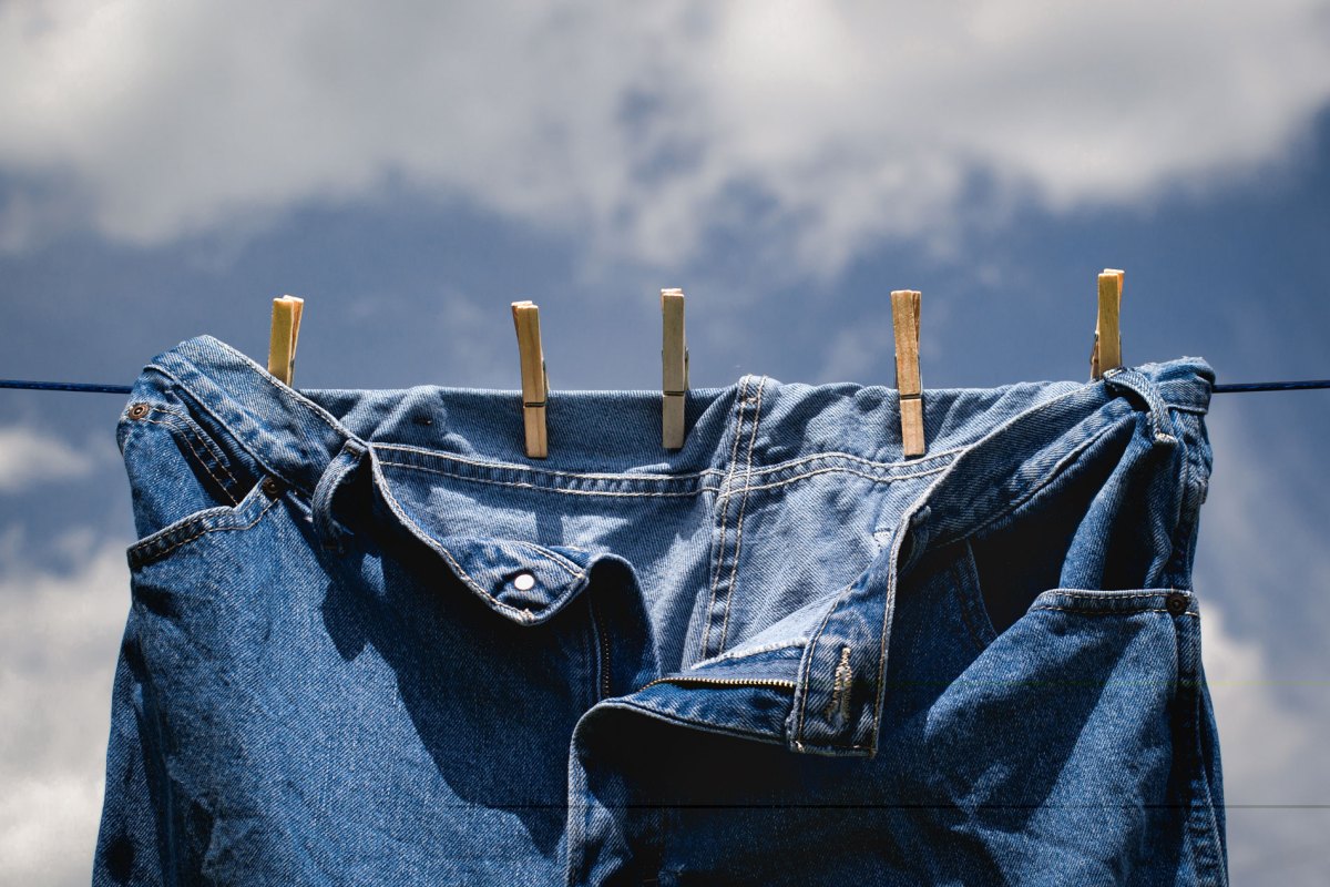 Jeans auf einer Wäscheleine bei Sonnenschein