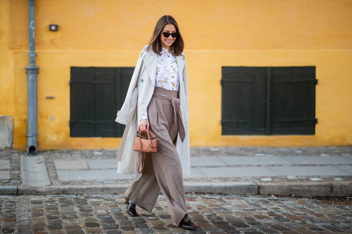 Streetstyle mit Bluse und Trenchcoat im Sommer 2024