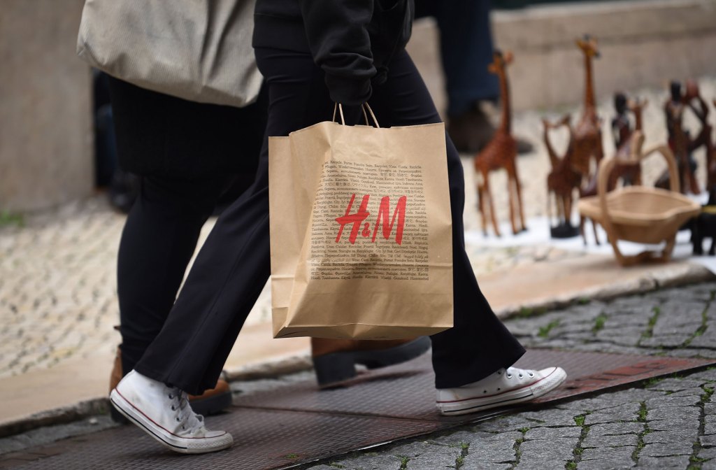 Hat jeder Mode-Profi im Schrank: Die 18-Euro-Bluse von H&M