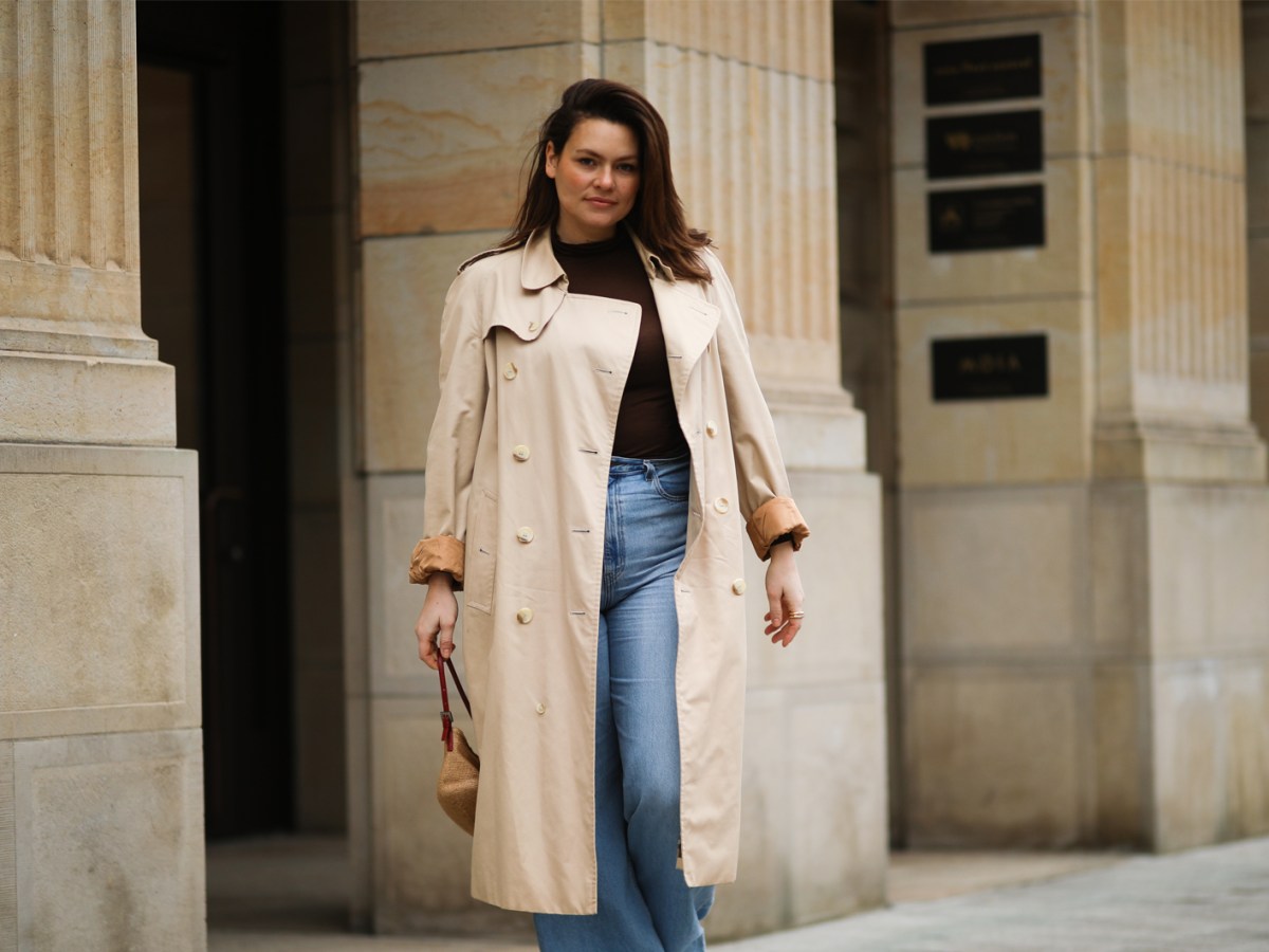 Outfit-Idee mit Jeans, Trenchcoat und schwarzem Shirt