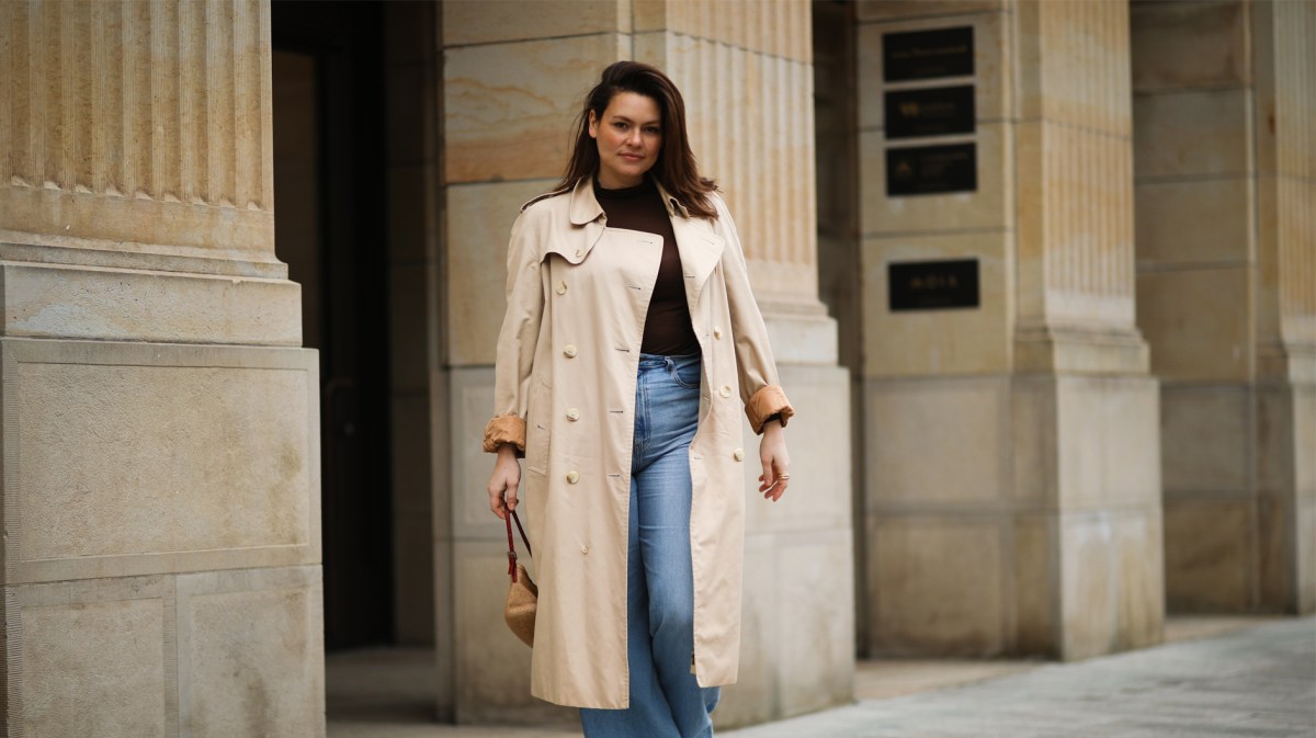 Outfit-Idee mit Jeans, Trenchcoat und schwarzem Shirt