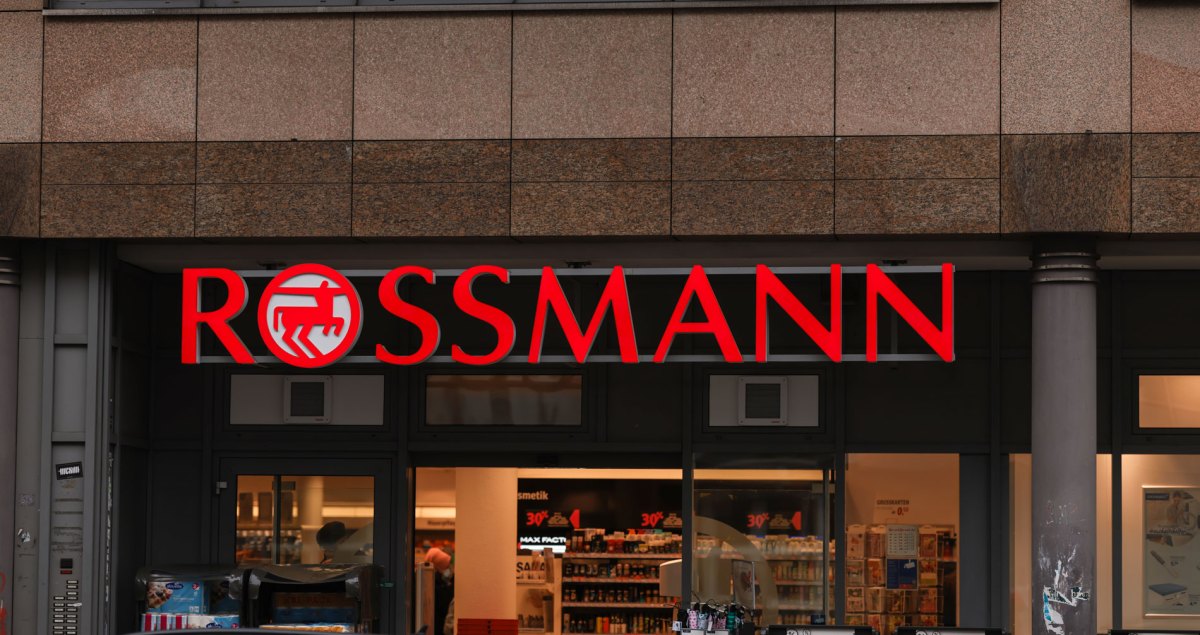 Rossmann Filiale mit großem Logo am Eingang