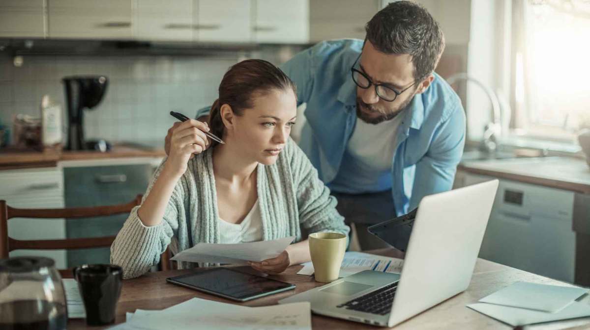 Paar macht sich Gedanken über ihre Finanzen.