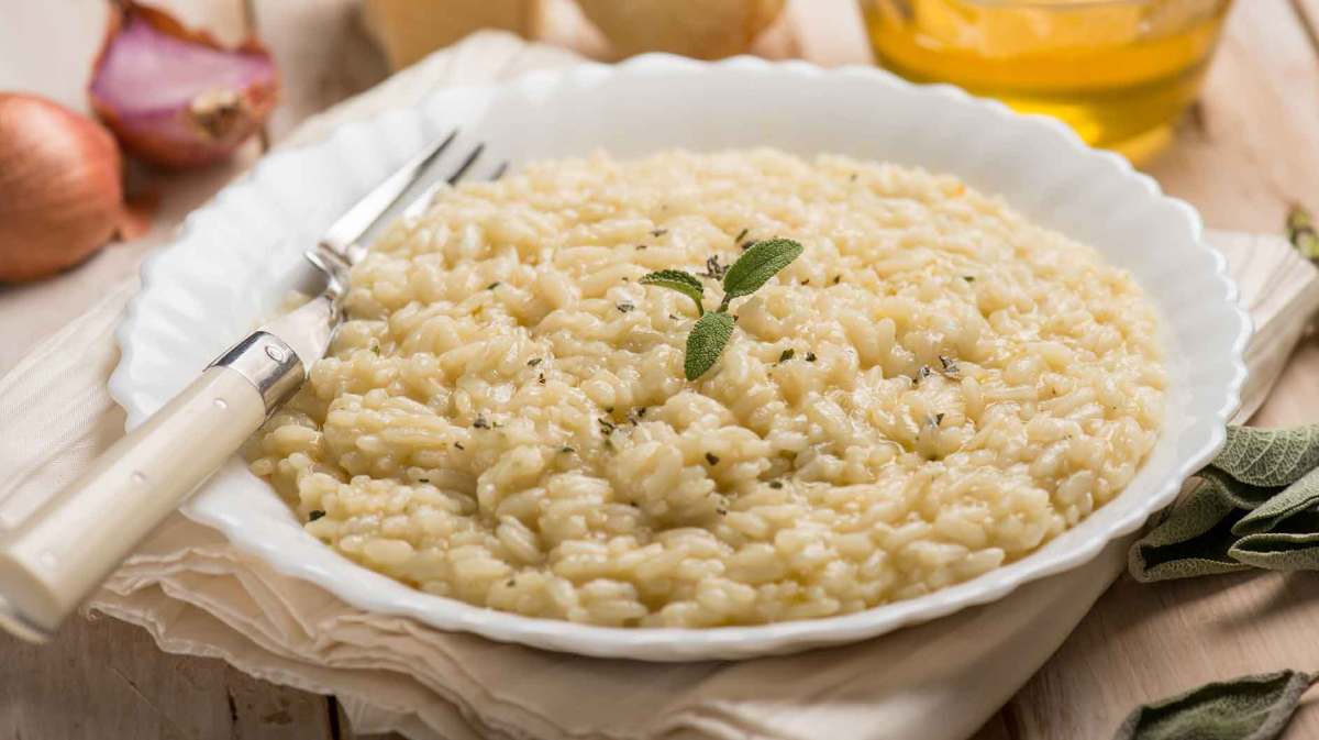 Helles Spargelrisotto auf einem Teller.