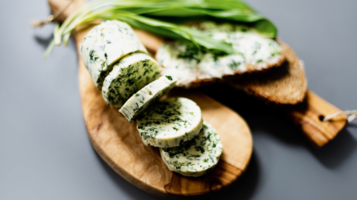 Bärlauch-Butter auf einem Holzbrett.