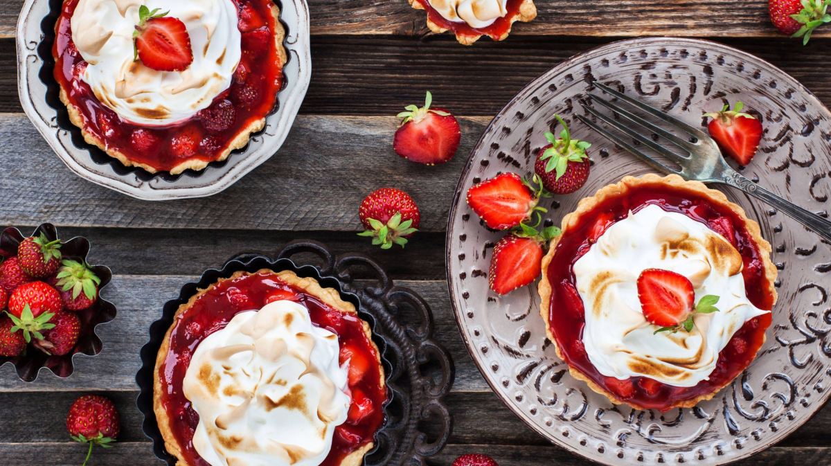 Mini Tartes mit Erdbeer, Rhabarber Füllung und Baiser-Haube.