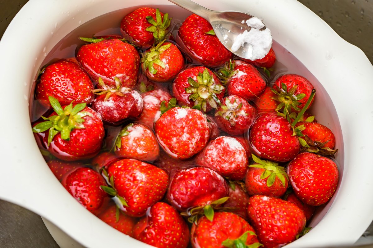 Schüssel mit Erdbeeren und Natron Wasser