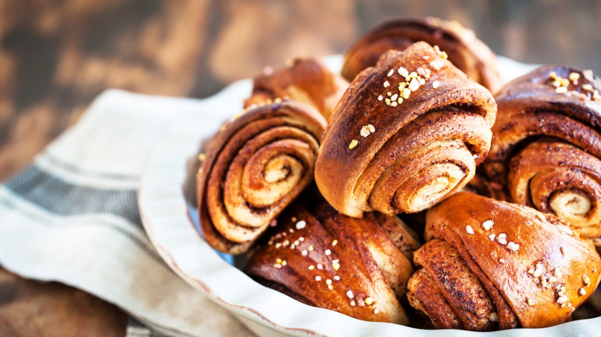 Finnische Zimtschnecken in einer weißen Schüssel.