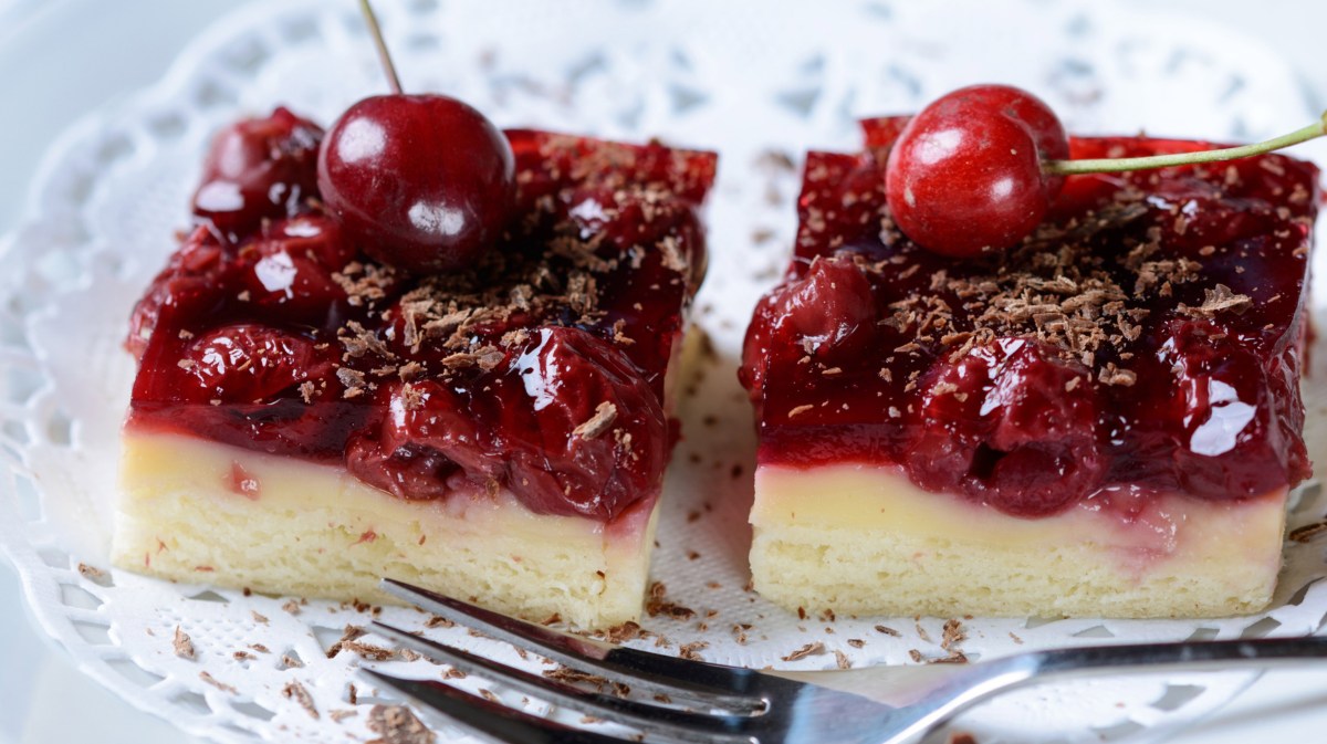 Kuchen mit Puddingschicht und Sauerkirschen.