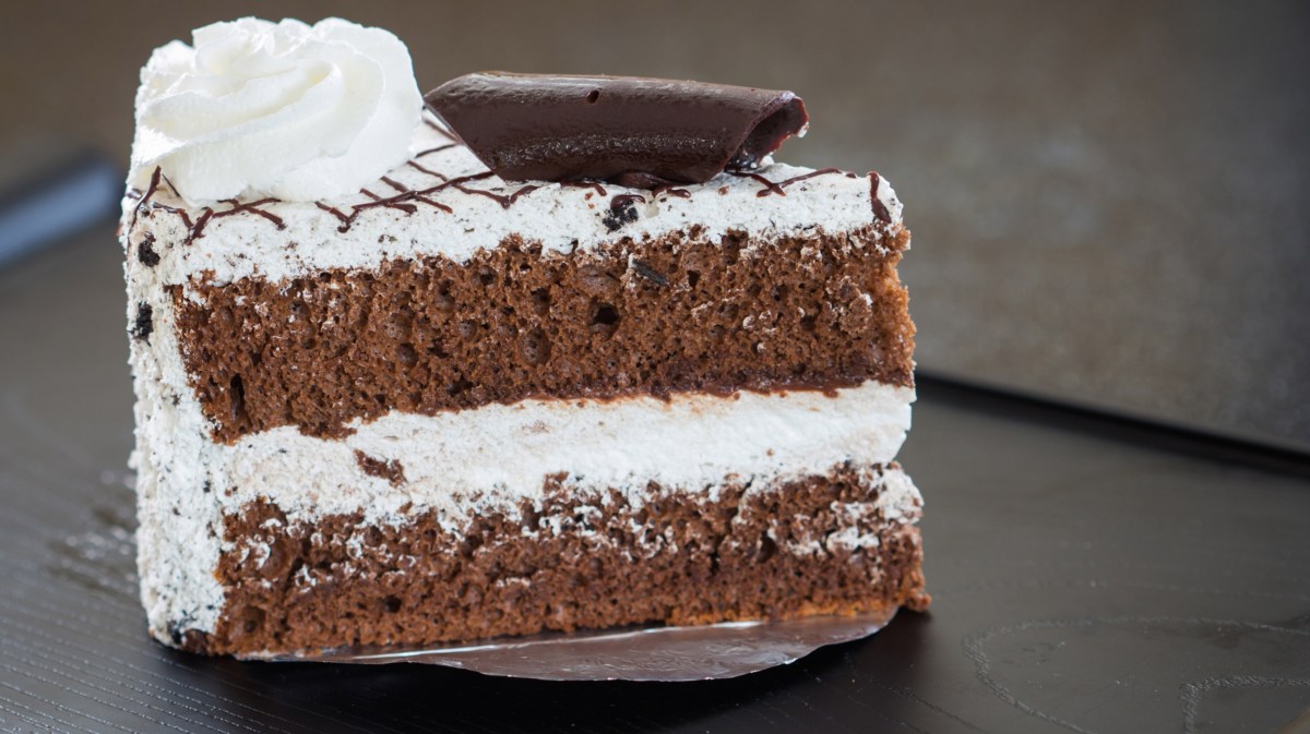 Torte mit zwei Schichten und helle Creme dazwischen, sieht aus wie eine Milchschnitte.