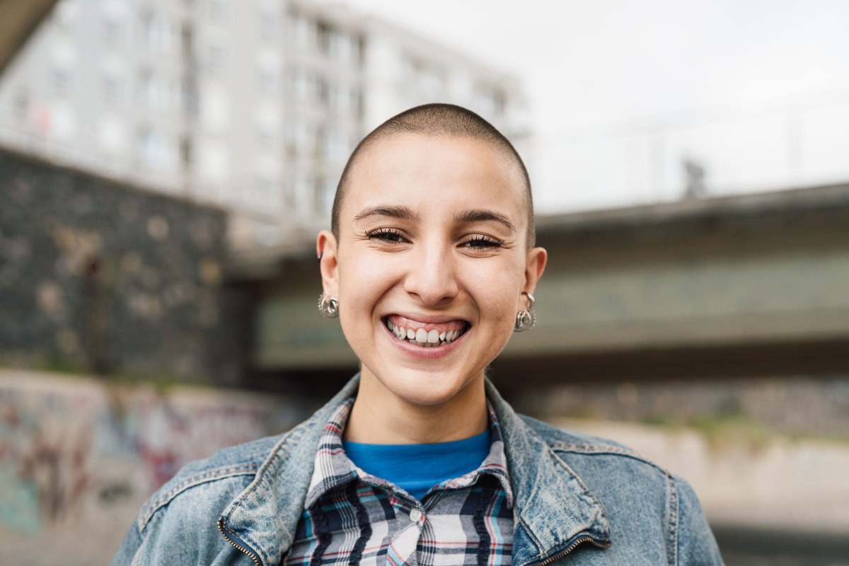 junge Frau mit kurzen Haaren lacht