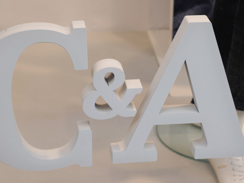 C&A Logo mit weißen Buchstaben