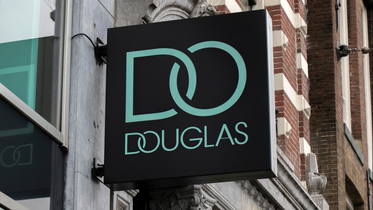 Schild eines Douglas-Stores.