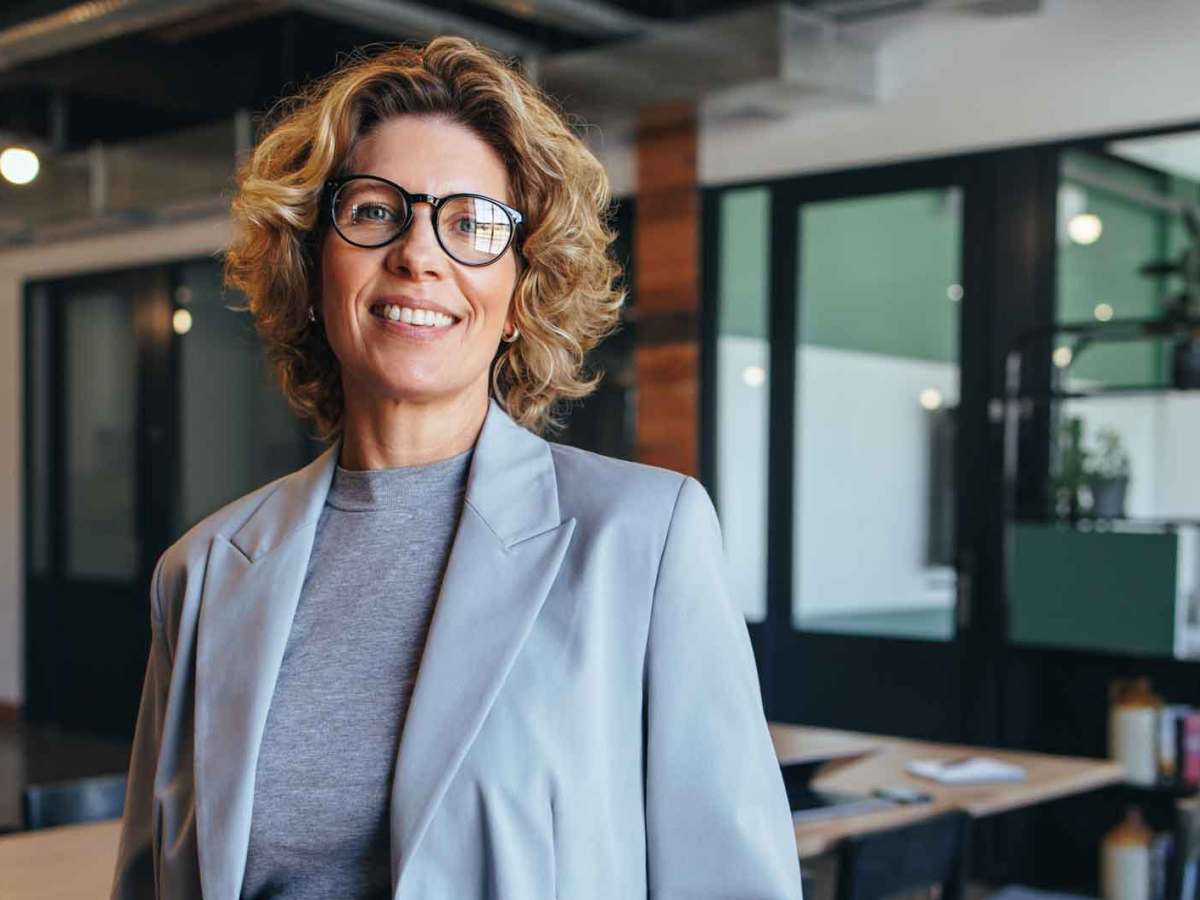 Frau mittleren Alters im Büro.