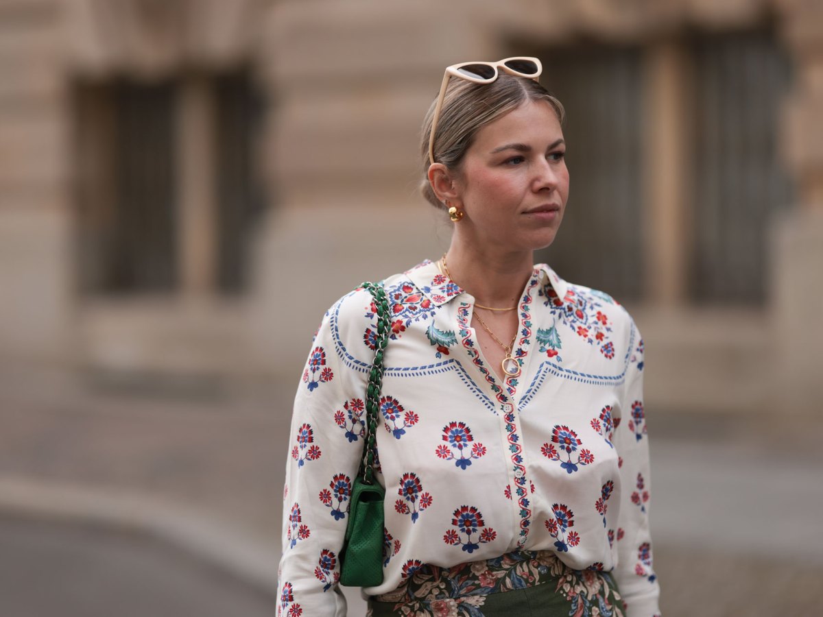 Aline Kaplan setzt im Sommer 2024 auf eine grüne Stepptasche.