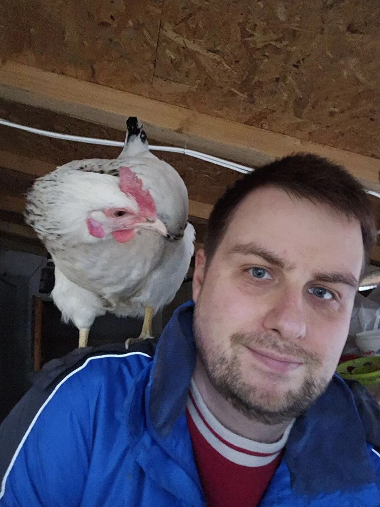 Mattias Nemeth mit Huhn auf der Schulter