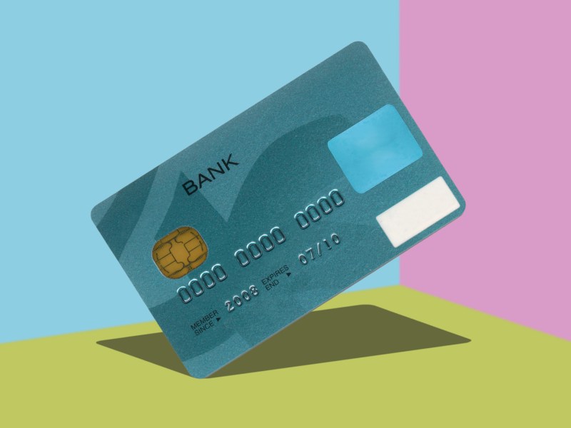 Kreditkarte vor farbigem Hintergrund