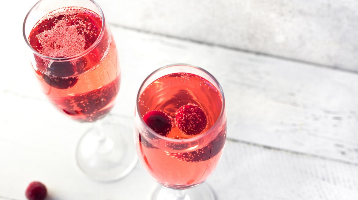 Champagnerglas mit Kir Royal und Himbeeren.