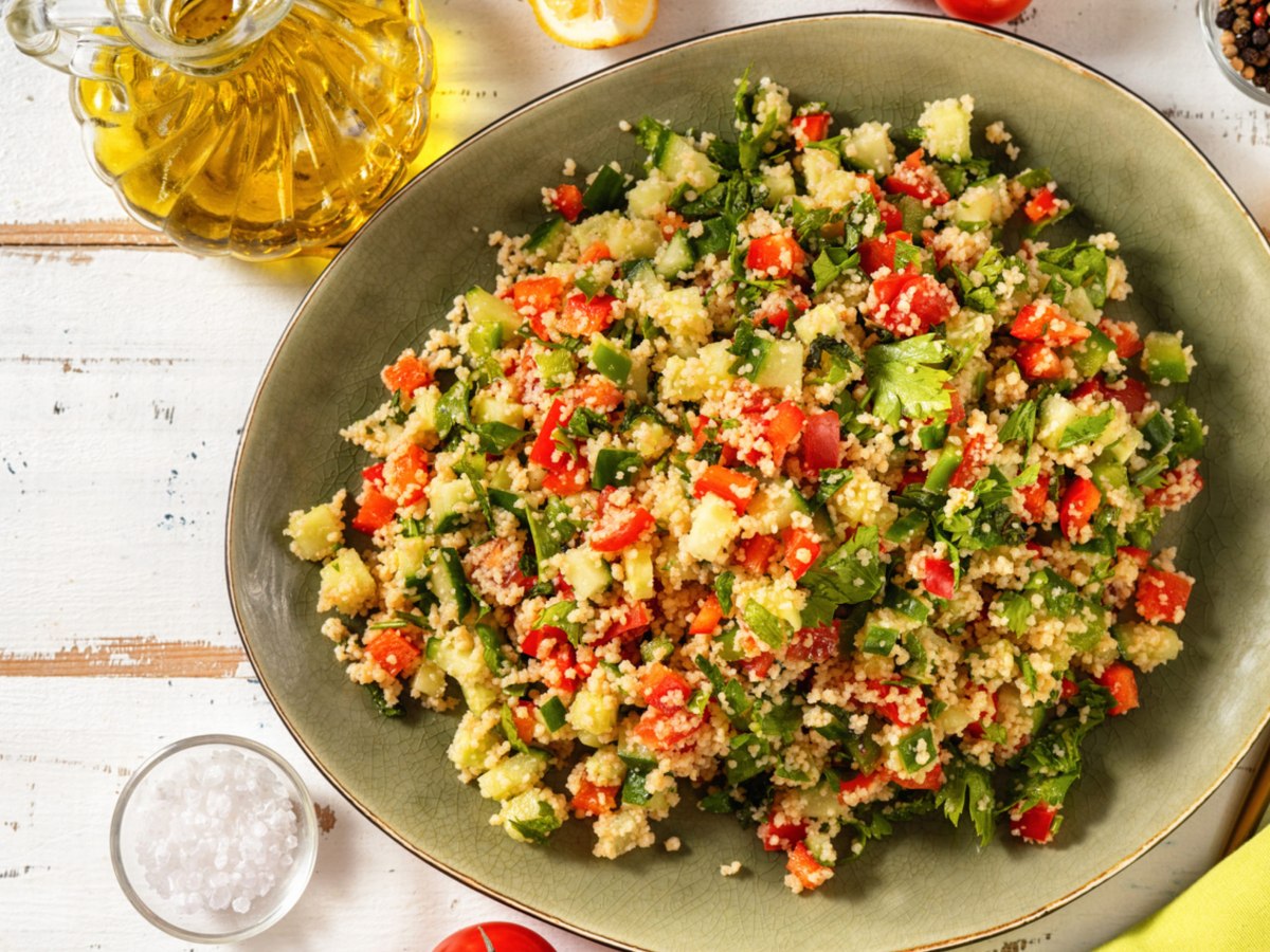 Couscous Salat mit Paprika, Gurke und Minze.