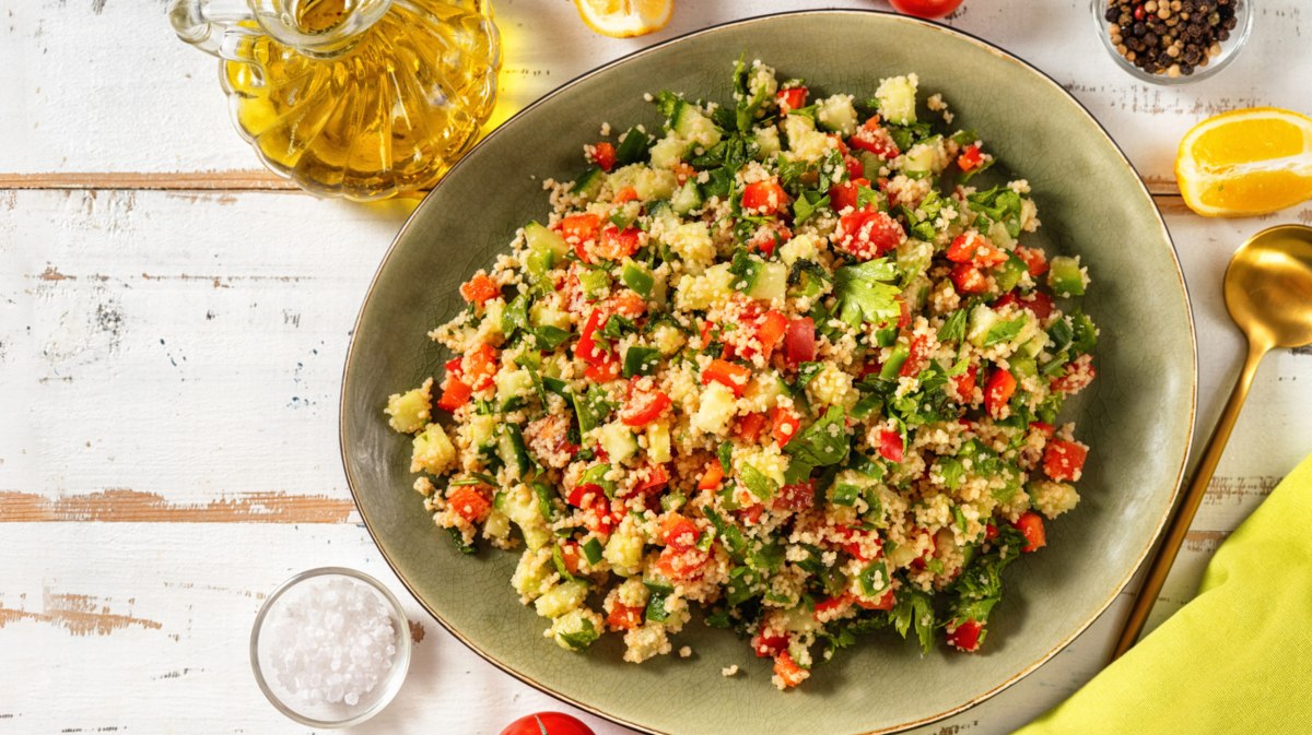 Couscous Salat mit Paprika, Gurke und Minze.