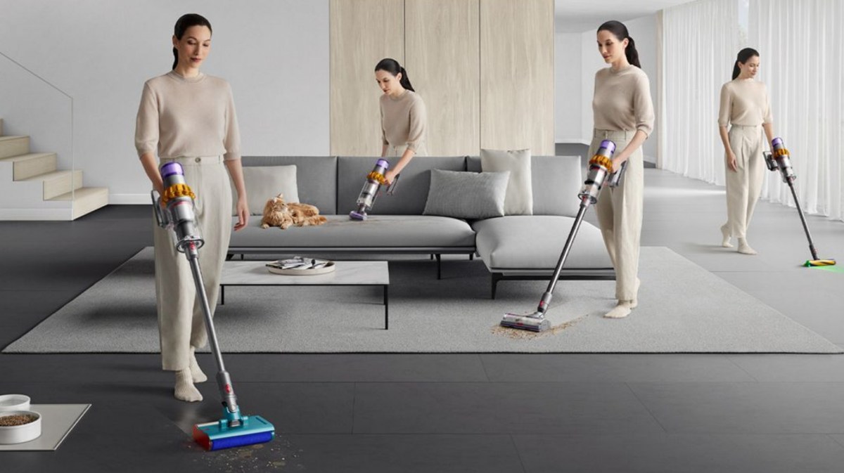 Frau saugt Teppich, Boden und Sofa mit Dyson Staubsauger.