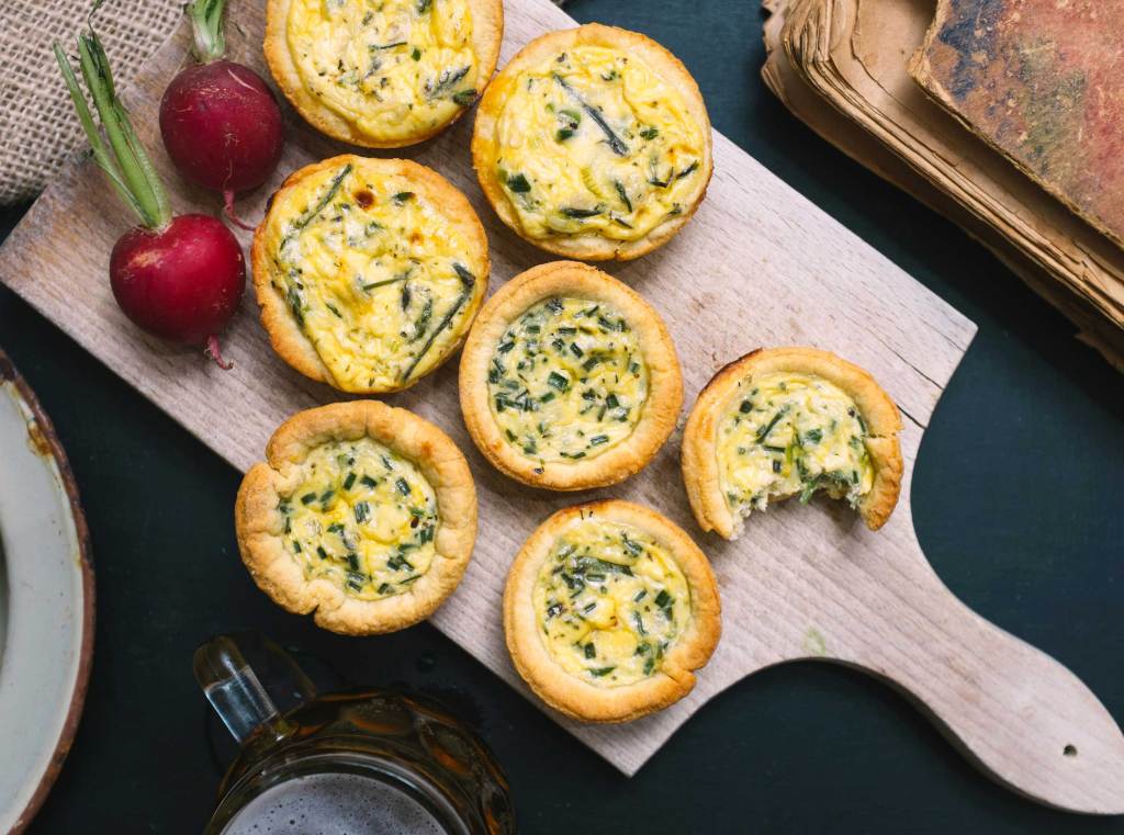 Mini-Quiches mit grünem Spargel und Schnittlauch