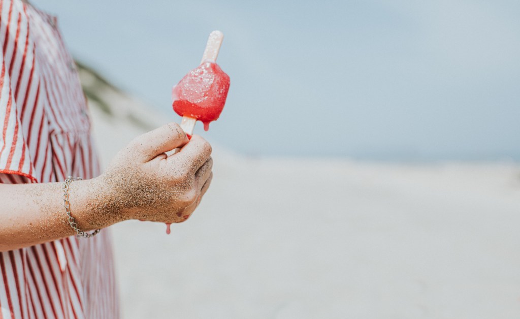 Hand mit Eis und Samd