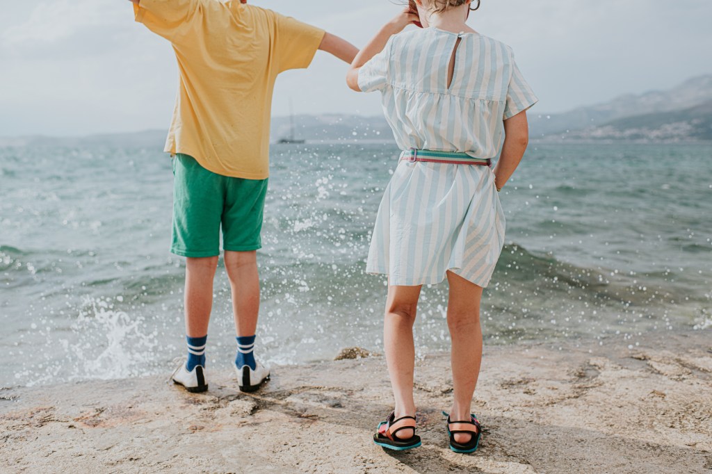 Zwei Kinder am Meer