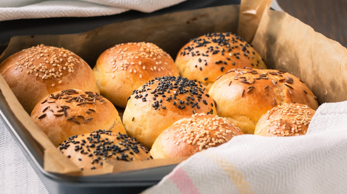 Brötchen mit Körner obendrauf auf einem Backblech.