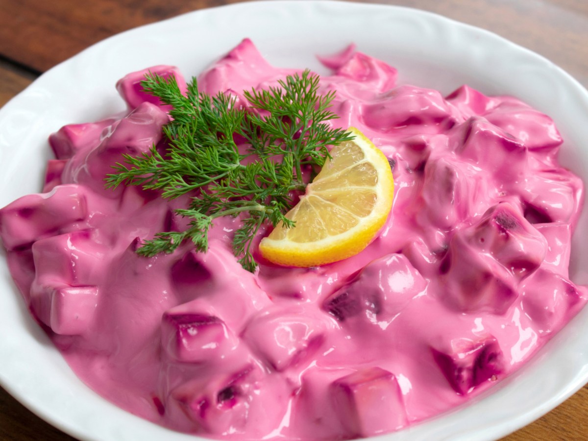 Rote Bete Salat mit Joghurtdressing in weißer Schüssel.