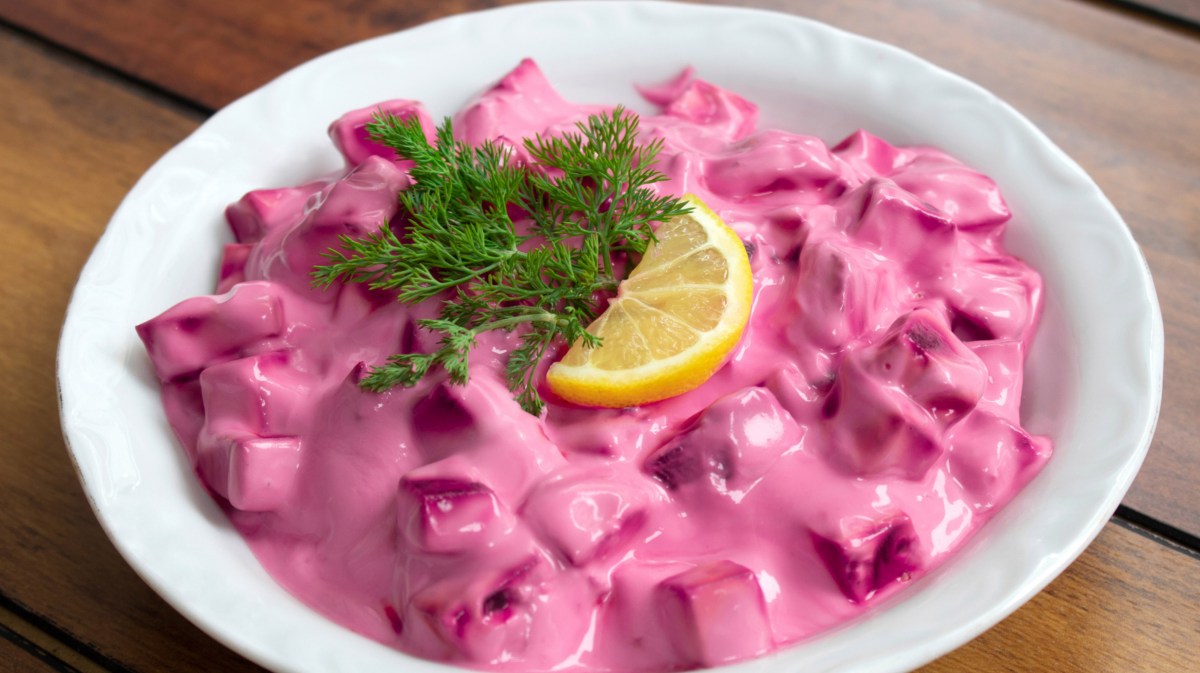 Rote Bete Salat mit Joghurtdressing in weißer Schüssel.