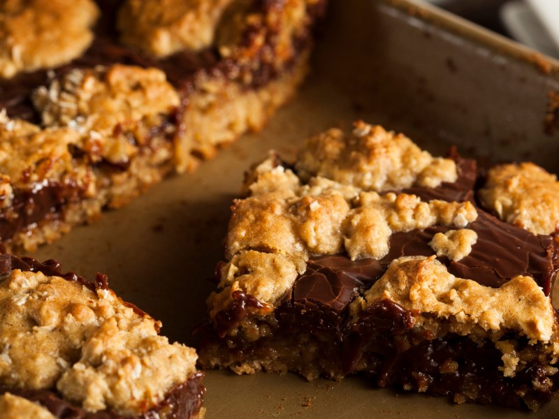 Streusel Riegel mit Nutella auf einem Backblech.