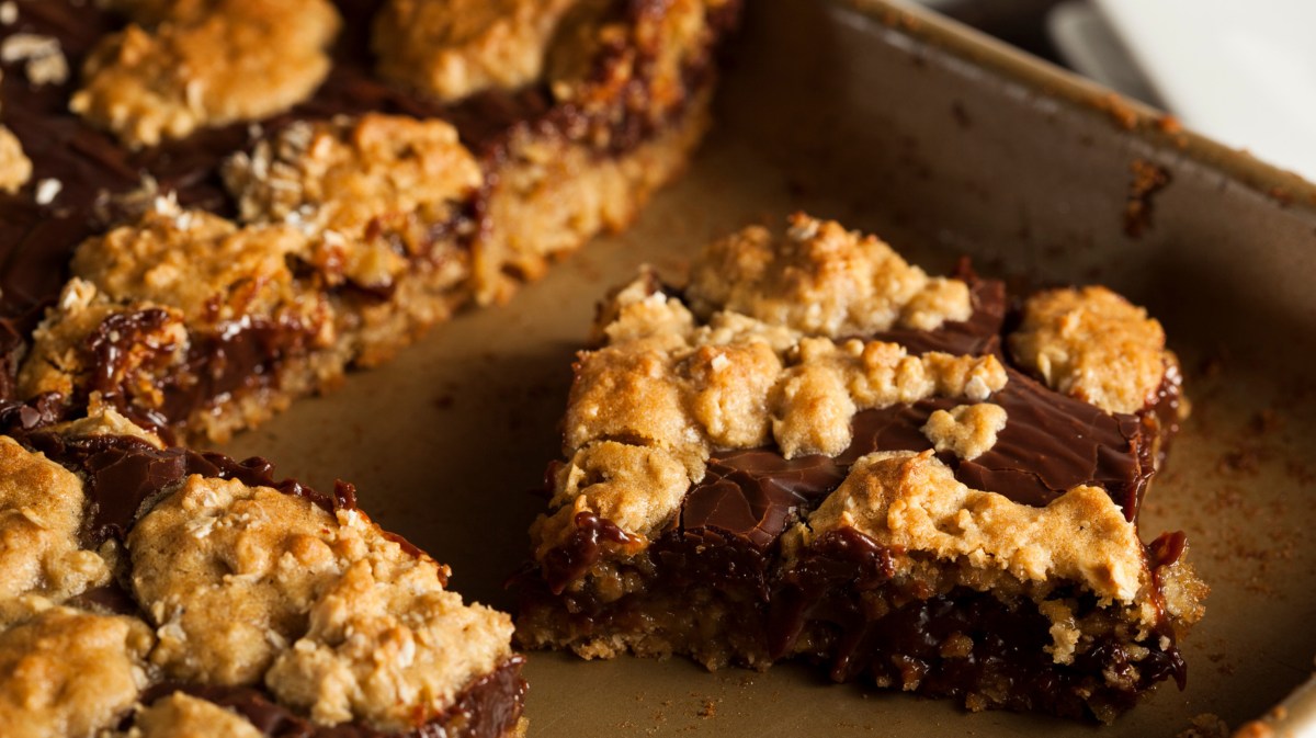 Streusel Riegel mit Nutella auf einem Backblech.