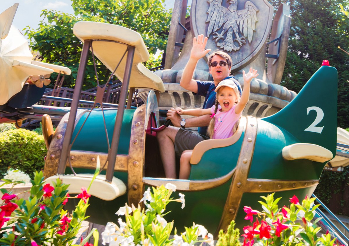 Vater und Tochter auf Fahrtgeschäft im Phantasialand.