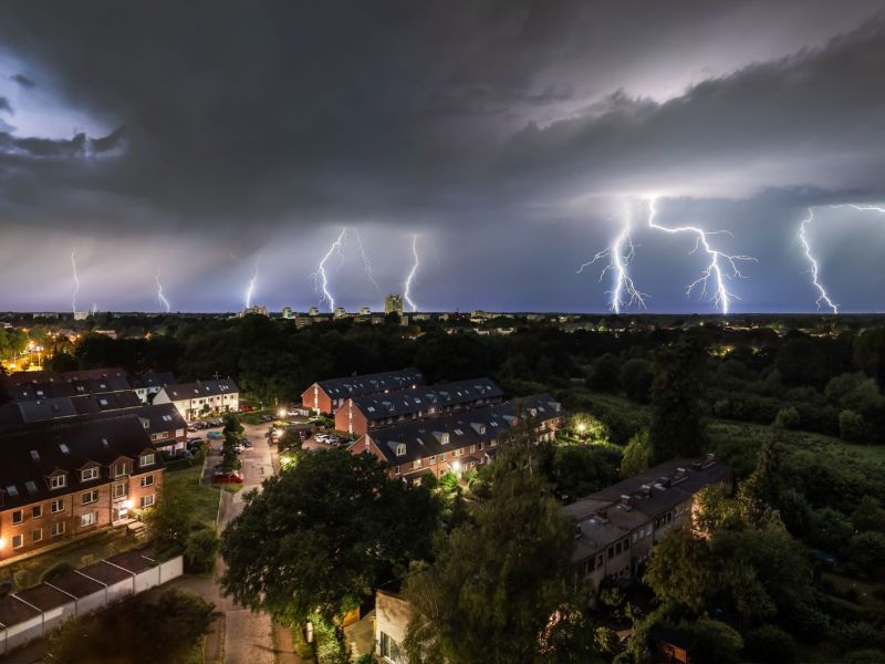 Ein Gewitter mit Blitzen über einer Stadt