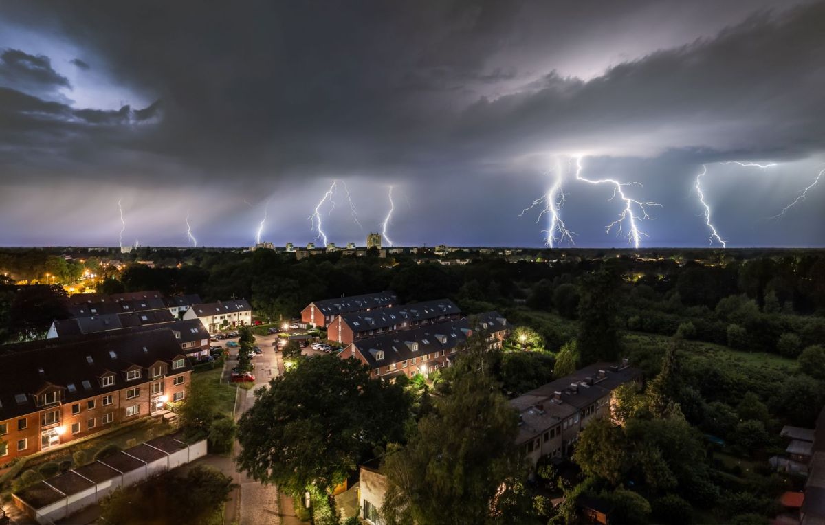 Ein Gewitter mit Blitzen über einer Stadt