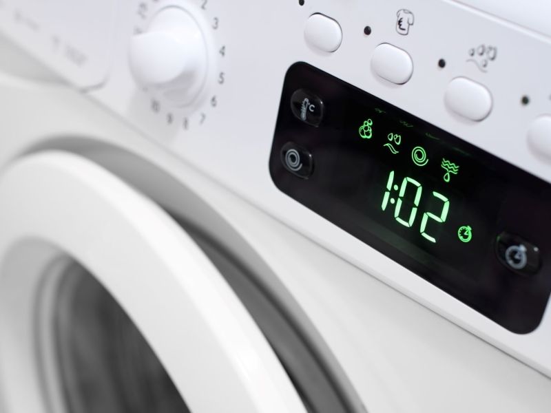 Das Display einer Waschmaschine zeigt noch eine Minute an