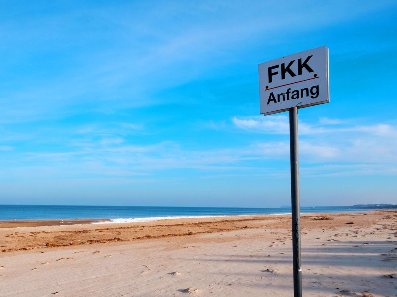 FKK Strand in Deutschland mit Schild