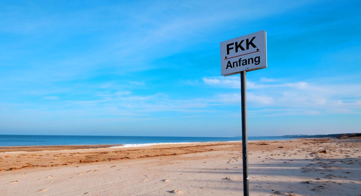 FKK Strand in Deutschland mit Schild