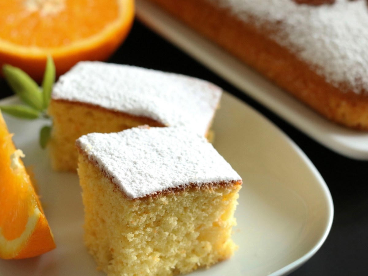 Ein Stück florentinischer Kuchen mit Puderzucker auf einem weißen Teller.