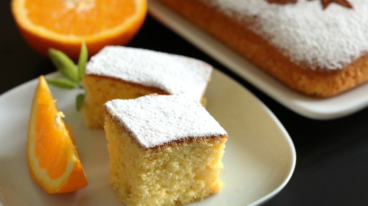 Ein Stück florentinischer Kuchen mit Puderzucker auf einem weißen Teller.